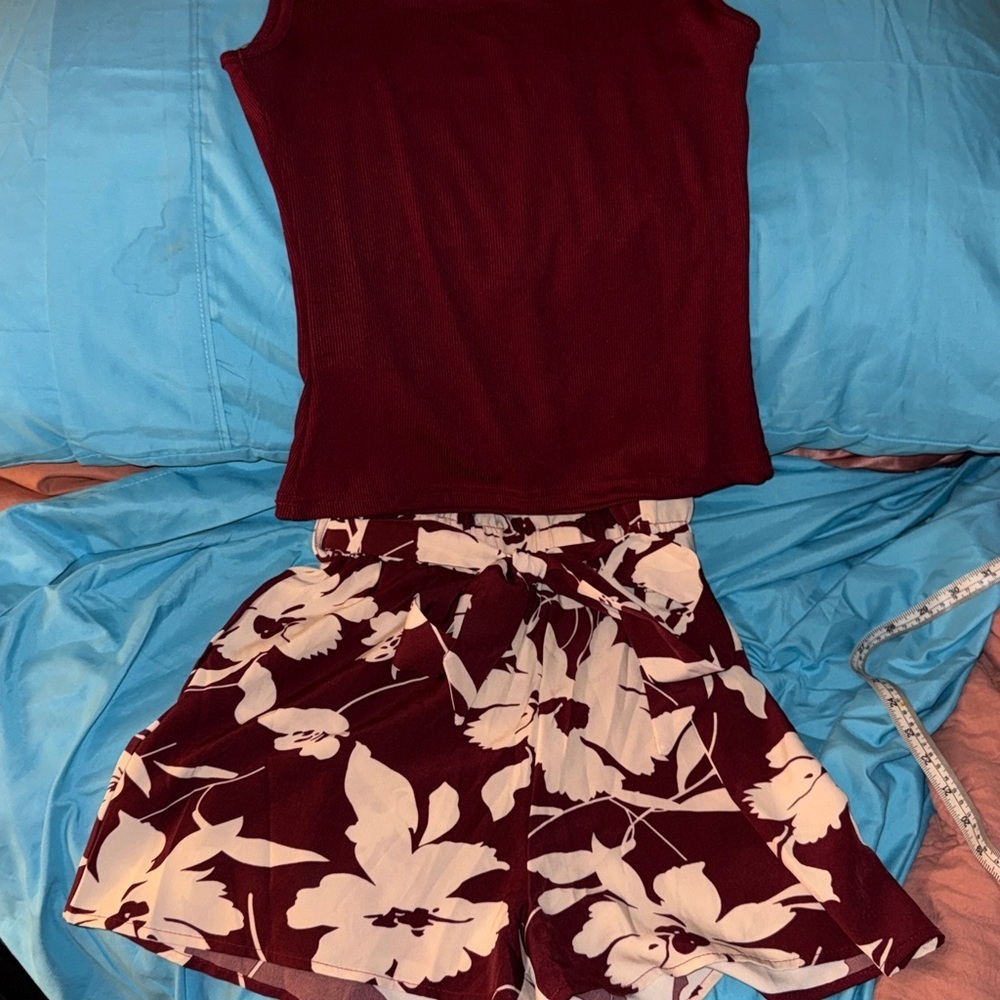 SHEIN Burgundy and White Floral Women Shorts & burgundy top